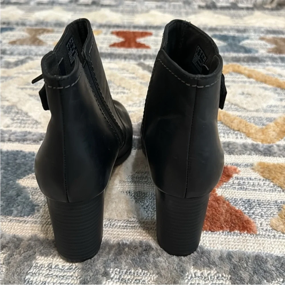 Clarks Bayla Glow Black Leather Ankle Bootie Block Heel